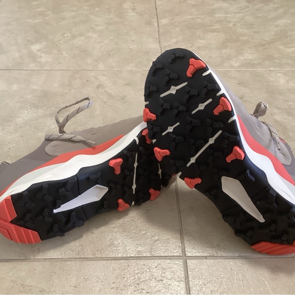 NIB Women’s North Face Vectiv Exploris Futurelight Hiking Sneakers, Size 8.5 - Picture 6 of 9